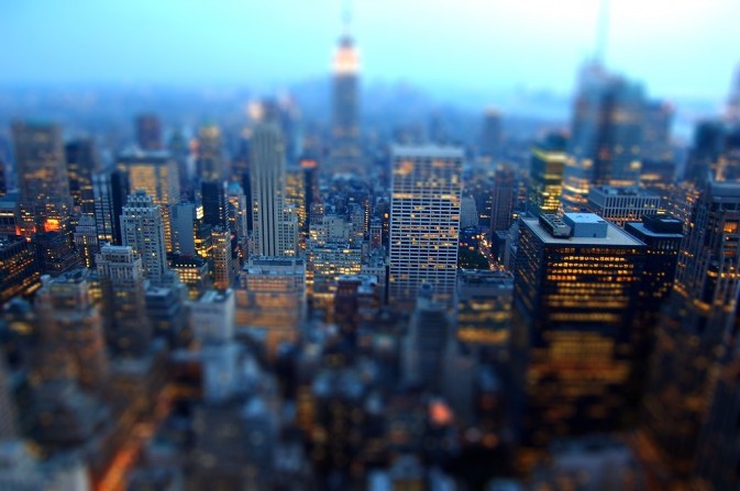 移轴摄影，即移轴镜摄影（Tilt-shift photography），泛指利用移轴镜头创作的作品，所拍摄的照片效果就像是缩微模型一样。 别以为你看到的都是玩具哟~