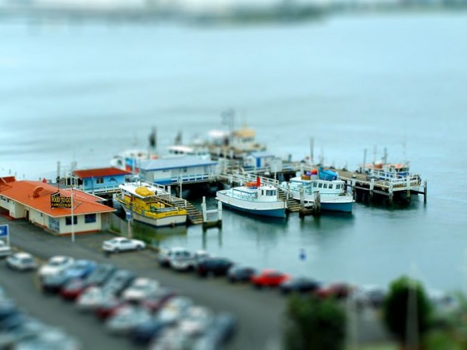 移轴摄影，即移轴镜摄影（Tilt-shift photography），泛指利用移轴镜头创作的作品，所拍摄的照片效果就像是缩微模型一样。 别以为你看到的都是玩具哟~