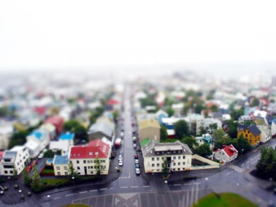 移轴摄影，即移轴镜摄影（Tilt-shift photography），泛指利用移轴镜头创作的作品，所拍摄的照片效果就像是缩微模型一样。 别以为你看到的都是玩具哟~