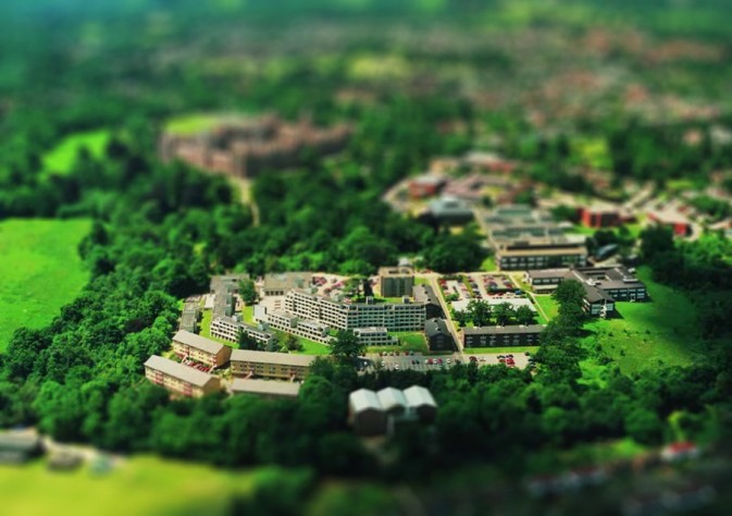 移轴摄影，即移轴镜摄影（Tilt-shift photography），泛指利用移轴镜头创作的作品，所拍摄的照片效果就像是缩微模型一样。 别以为你看到的都是玩具哟~