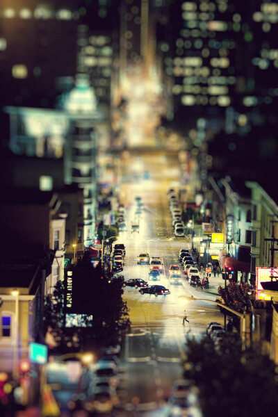 移轴摄影，即移轴镜摄影（Tilt-shift photography），泛指利用移轴镜头创作的作品，所拍摄的照片效果就像是缩微模型一样。 别以为你看到的都是玩具哟~