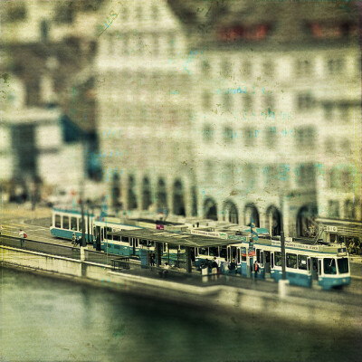 移轴摄影，即移轴镜摄影（Tilt-shift photography），泛指利用移轴镜头创作的作品，所拍摄的照片效果就像是缩微模型一样。 别以为你看到的都是玩具哟~