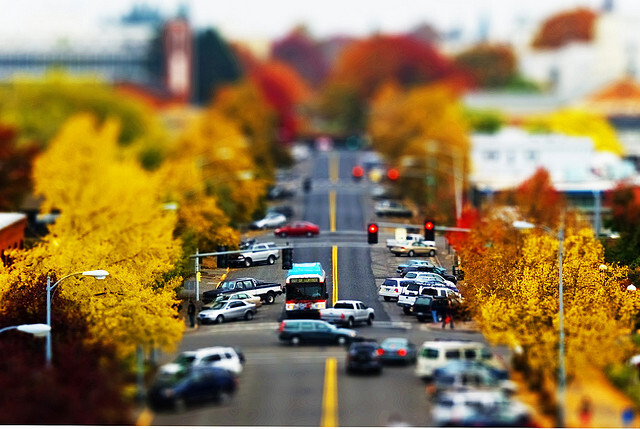 移轴摄影，即移轴镜摄影（Tilt-shift photography），泛指利用移轴镜头创作的作品，所拍摄的照片效果就像是缩微模型一样。 别以为你看到的都是玩具哟~