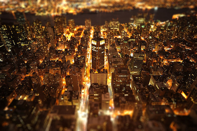 移轴摄影，即移轴镜摄影（Tilt-shift photography），泛指利用移轴镜头创作的作品，所拍摄的照片效果就像是缩微模型一样。 别以为你看到的都是玩具哟~