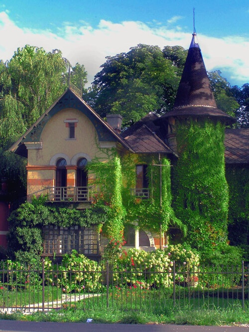 Ivy Tower, La Casa Delle Streghe, Italy