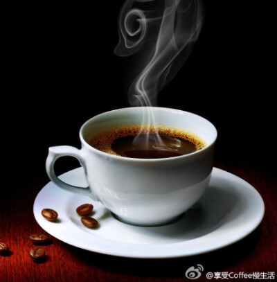 【情人咖啡Valentine Coffee】材料：意大利浓缩咖啡45毫升、红茶包1个、热鲜奶45毫升 制法：①红茶包用60毫升沸水浸泡2～3分钟倒入杯中。②加入煮好的咖啡及热鲜奶调匀即成（泡茶的水以90度为好，先放热水再放茶包）