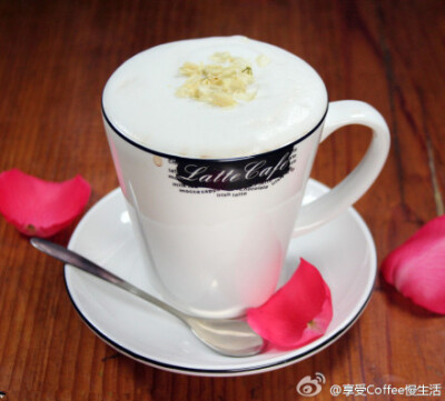 【香草杏仁咖啡Vanilla Almond Caffè Latte】这是一种香草咖啡。也可以滴入3～4滴杏仁精和香油精来代替香草杏仁糖汁~材料：深焙的咖啡70毫升，泡沫牛奶60毫升，香草杏仁糖汁15毫升 制法：杯中倒入香草杏仁露，注入咖…