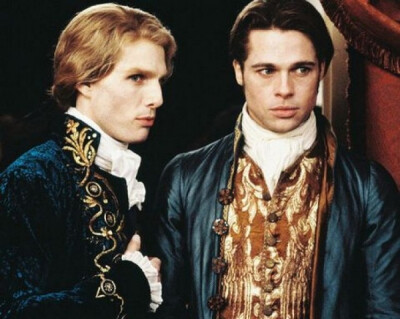 《夜访吸血鬼 Interview with the Vampire: The Vampire Chronicles》布拉德·皮特 Brad Pitt和汤姆·克鲁斯 Tom Cruise 两大帅哥联手主演~~多强大的整容啊，经典得不用说了，是将两个人相爱想杀的故事O(∩_∩)O哈哈~