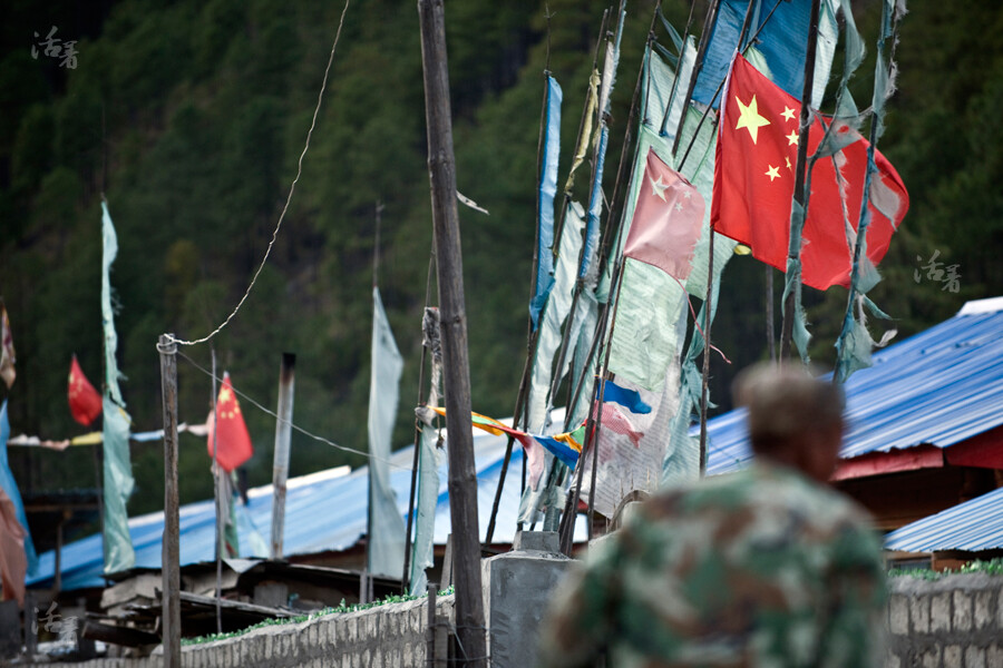 南伊村的南边不远就是“麦线”，家家都挂着五星红旗。村里有自己的民兵巡逻队，其重要的职责就是盘查陌生人，防止间谍渗入。