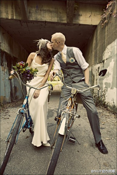自行车婚礼了，复古风浓郁，只是如今我们对爱缺少这样的勇气