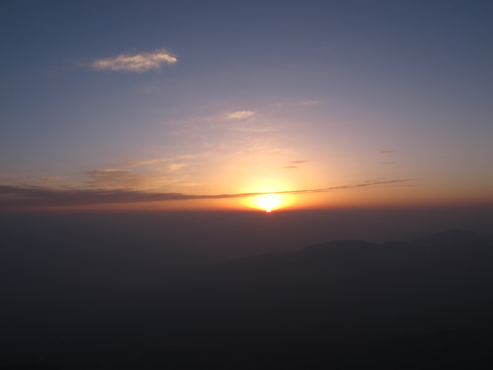 【峨眉山】太阳离开地平线了,红彤彤的,仿佛是一块光焰夺目的玛瑙盘,缓缓地向上移动。新的一天开始了......