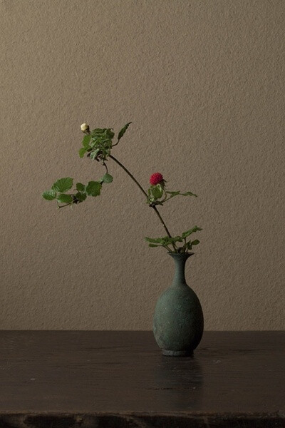 川瀨敏郎(Kawase Toshiro)插花艺术：-----是“自然野趣流”的代表人物，他喜欢用一些古老、质朴、布满历史痕迹的器皿当做花器，依据时节到山野里找最当令的花叶，融入花器中。