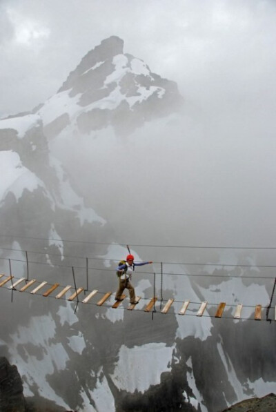 加拿大尼姆巴斯山峰的一条桥