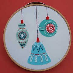 Season&#39;s Stitchings Retwo Ornament Pattern