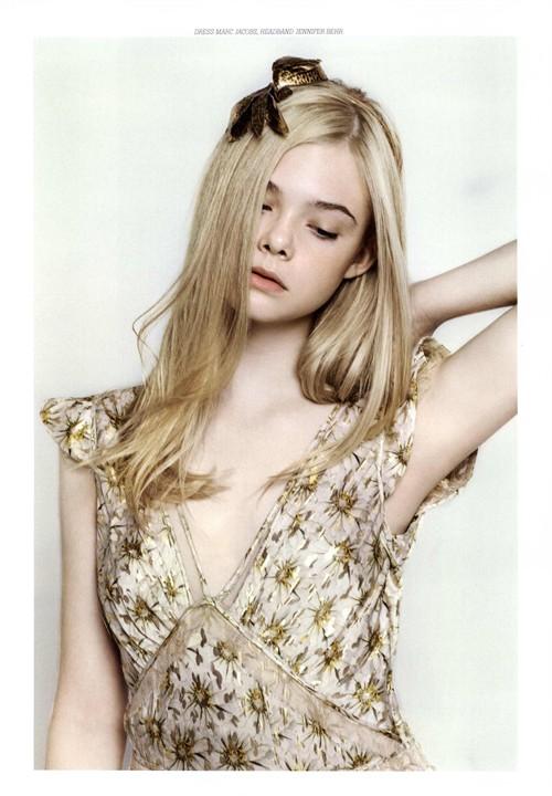 艾丽·范宁 (Elle Fanning) 是美国最受关注的小童星之一，她是大家所熟知的童星汉娜·达科塔·范宁 (Dakota Fanning) 的亲生妹妹。艾丽·范宁 (Elle Fanning) 纯真可爱的脸庞受到很多人的喜爱，虽然年纪很小，但是艾丽·范宁 (Elle Fanning) 早已在不少电影大片中露脸。艾丽·范宁 (Elle Fanning) 曾出演了《幽浮人种》、《奶爸别动队》、《寡居的一年》、《犯罪心理》、《都是戴茜惹的祸》等影片，而且表现出色，得到了多方面的关注。