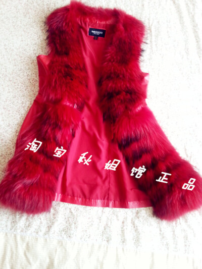 红色，性感马夹，好拉风啊http://item.taobao.com/item.htm?spm=a1z10.1.4004-258881070.2.VbvZbY&id=22414676058