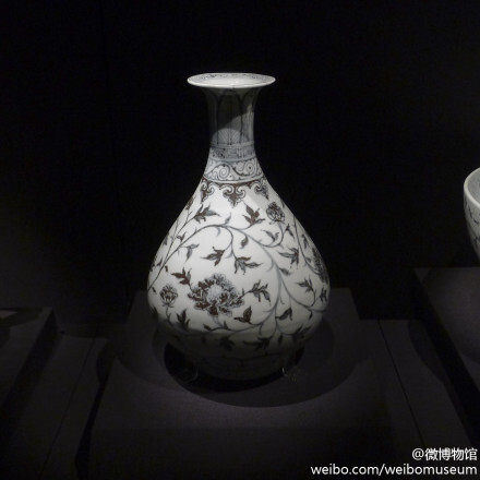 青花缠枝牡丹纹玉壶春瓶，明洪武（公元1368-1398年），#故宫藏瓷#，北京。明代的御窑厂制度被后续历朝沿袭。明代的窑业分为官窑和民窑两种，前者烧造宫廷御用瓷器，不计成本，质量精美；后者属商品生产，产量大，艺术风格古朴潇洒。