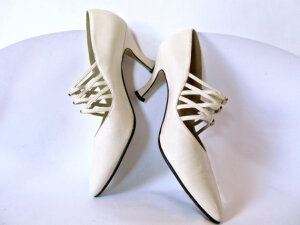 lovely vintage 80s does 20s strappy white heels. size 8. creamy white wedding shoes