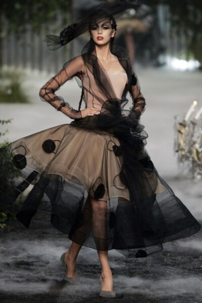 大气的名伶裙摆，不可一世的女王霸气~John Galliano for Christian Dior, Haute Couture F/W 05 Paris...