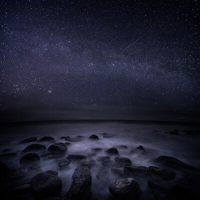 来自Mikko Lagerstedt的一组摄影作品《地平线》。空旷而有宽广的镜头，在满满的画布中延伸。