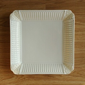 具有纯正而优雅的欧风气质，细腻的浮雕纹饰，触感卓越，凭添了几分法式乡村情调，这种白色具有温和亲切的重量感，与实木、真皮、棉麻等天然材质搭配有着十足的默契，与乡村家居、简约家居都能有很好的搭配。