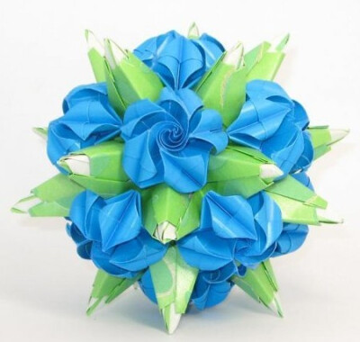 采用和纸球花制作相似的模块式折纸组合制作出来的折纸玫瑰花，制作方法更加的简单，而且可以和之前制作的一些纸球花来进行组合，具体的教程地址：http://www.zhidiy.com/zhimeigui/5352.html （如果看不到地址，可以…