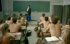 没影点 Point de fuite 一只男鞋被扔在地上进入镜头，一只女鞋被扔在地上进入镜头，接着是一件件不同的衣物扔了下来。女教师打开教室门，眼前就是这堆衣物，而学生们无论男女都一丝不挂。她故作镇定开始讲课，学生们的眼神自然又冷漠，好像这一切都稀疏平常。教室里静默的没有其他声响，女教师向一位女生提问也得不 到任何回应，另一位男生走上讲台，在黑板上写出“像我们一样做。” 　　女教师只能脱下衣服，把它们扔在衣服堆上，即使有些尴尬也坚持继续讲课。学生们趁着她面对黑板写板书的时间悄无声息的把衣服都穿上了，装作什么都没有发生过。这时，敲门声想起……  