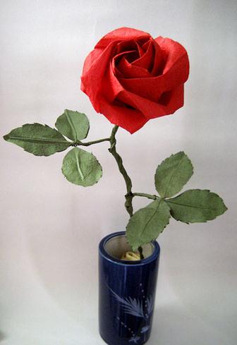 PT折纸玫瑰，又叫做芙荃折纸玫瑰，是和川崎玫瑰、福山玫瑰并称的经典折纸玫瑰教程，PT折纸玫瑰制作起来也不是那么难，还是值得试试的。教程地址：http://www.zhidiy.com/zhimeigui/5354.html （看不到教程可以复制 w…