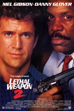 致命武器2 Lethal Weapon 2 在此续集中，瑞格与莫陶发现一个走私南非金币的非法集团，经过深入调查后，找出幕后走私者竟是南非的外交官艾金（乔斯艾克兰），他因为享有外交豁免权，所以为非作歹、逍遥法外。此时，两人受命?；ぶと死钆犯亲龋ㄇ桥晌鳎亲仍姘鹣辞?，如今则以证人身份受到政府的保护，这个任务可真是个烫手山芋，事到如今他们毫无选择，为了?；ぶと耍堑某当匦氡缺鹑伺艿酶?、枪必须比别人射得更准，一连串火爆惊险的场面随之而起。瑞格斯和莫道这两个极不般配的警察搭档在追逐一辆红色宝马车时发生车祸，并意外发现另一辆装满南非金币的卡车。他们的追击使南非走私集团走...