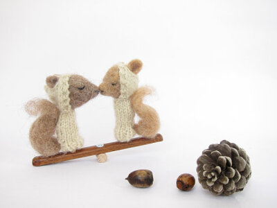 FINGER PUPPET SWING, Needle Felted Squirrel Valentines in Nuetral Colors, Soft Toy and Nursery or Child's Room Decor, Romantic Wedding Gift(收集自LazyAnimals的Etsy店)