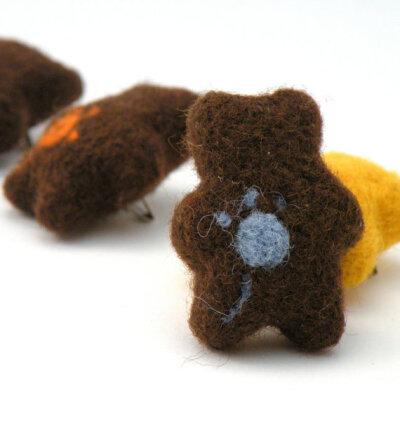 Needle felted brown and blue Mini Bear brooch - spring and summer fashion - miniature jewelry(收集自AgnesFelt的Etsy店)