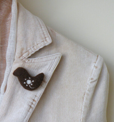 Felt brooch Brown bird with white dandelion - needle felted brooch - miniature jewelry - back to school(收集自AgnesFelt的Etsy店)