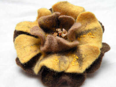 Handmade felted flower brooch for women - yellow brown felt flower pin - made to order(收集自AgnesFelt的Etsy店)