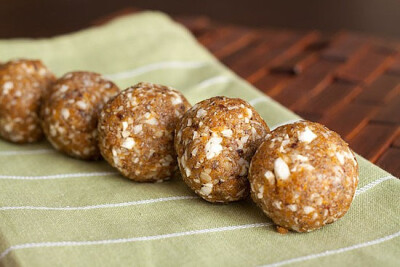 I love the fruity factor of these no-bake apricot balls. Besides being an in-season cookie for the Summer, they're also full of fiber.