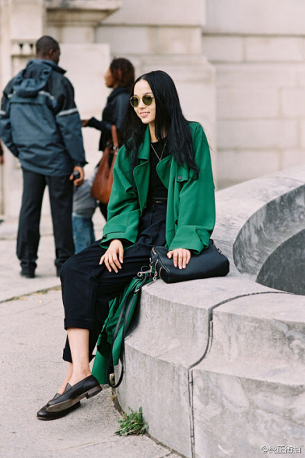 墨绿和黑色搭出一种低调的质感