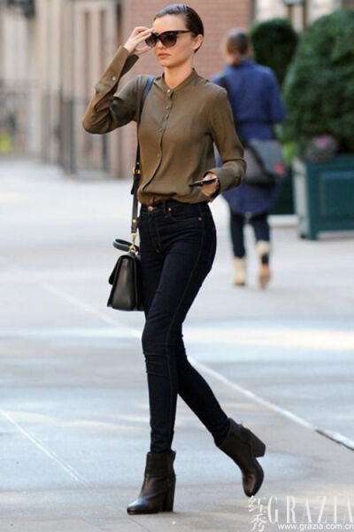 Miranda Kerr把纽约街头当伸展台，一年四季兢兢业业展示服装搭配，几乎从来不重复。在她身上总能看到最时髦的潮流单品。凭借她的姿色和搭配功力，这些单品都在她身上各司其职、井井有条。