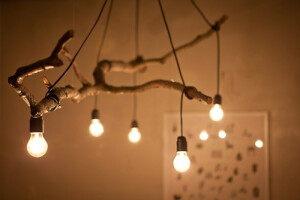 餐厅里的树枝灯具，一种另类的家居装饰元素