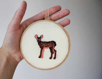 Deer fawn embroidery 5" (12cm) Hand cross stitch embroidery in wooden hoop Woodland art Natural wall decor Gift(收集自GalaBorn的Etsy店)