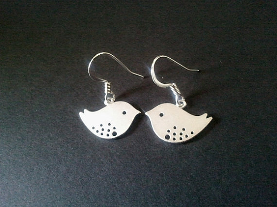 这个漂亮的项链有一个镀银的树枝与树叶和一个可爱的小开放麻雀。----鸟的魅力叶耳坠, 外国设计师原创纯银饰,国内少见....:代购地址 代购价: 327元