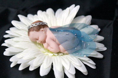 Miniature clay fairy on a flower 2 and half inches long(收集自trilliants的Etsy店)
