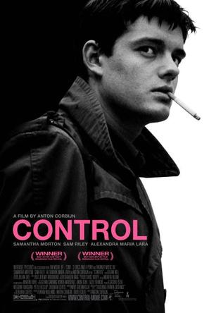 控制 Control 18岁的叛逆男孩伊恩（萨姆•赖利 Sam Riley 饰）最喜欢做的事就是把自己关在房间里听着摇滚乐，对着镜子为自己画眼线。在他的眼中，家乡小镇死气沉沉，毫无出路，而喊出人生真谛的摇滚乐才会使得人的青春有着那么点儿乐趣。这日，伊恩前往伦敦观看著名摇滚乐队性枪手的演出。伊恩似乎天生就是为了摇滚活着，他在演出会现场结识了性枪手的三位成员，当时正在寻找主唱的他们认定了伊恩就是最佳人选。于是，男孩伊恩开始了他的摇滚之路。 