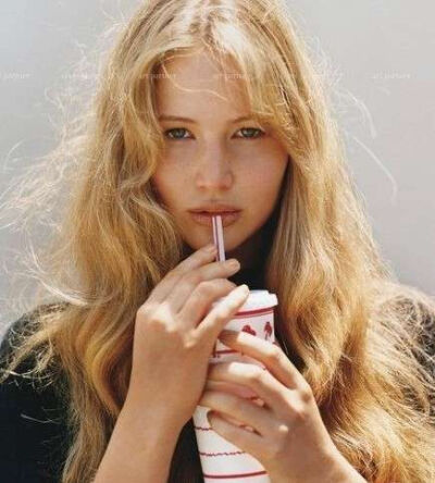 出生于1990年的詹妮弗·劳伦斯 (Jennifer Lawrence) 是好莱坞新兴的兼备美貌实力的女演员。詹妮弗·劳伦斯 (Jennifer Lawrence) 因在主演的影片中的表演具有爆发力而为人所知，特别是在电影《冬天的骨头》里的表演。詹…