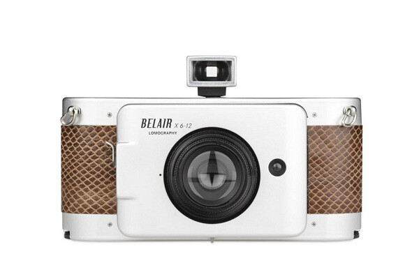 Lomography发布最新折叠相机产品Belair X 6-12。Belair X 6-12是一款可更换镜头的中画幅相机，可换镜头包括一支90mm镜头和一支58mm广角镜头，使用120胶片，需2颗1.5V(2×LR44)电池供电，拥有电子测光和自动曝光功能。 除了复古的造型，这款相机还为用户提供了6×6、6×9以及6×12三种长宽比模式，支持B门和多重曝光功能。胶片感光度范围覆盖ISO 50～ISO 1600，最高快门速度1/125s。