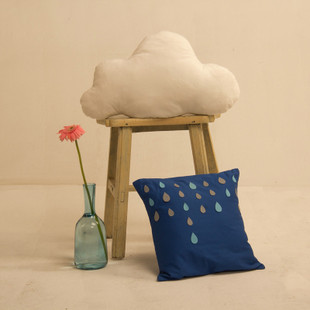创意可爱抱枕。浮云下雨了，看了这对抱枕，但愿云和雨不要分开，每日都是晴天。