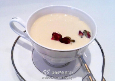 【玫瑰奶茶】红茶一包、玫瑰花5克、蜂蜜适量、牛奶适量。将茶包与玫瑰花放入壶中，加适量热水冲开，泡一会后加入适量蜂蜜；最后根据自己的口味加入适量牛奶调匀饮用。玫瑰有舒缓压力的作用，工作紧张的MM不妨试试看…