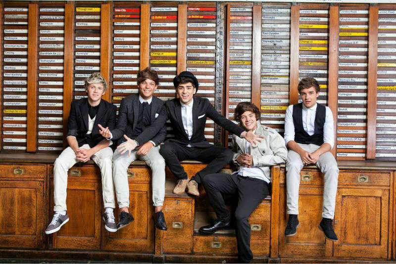 单向乐队（One Direction)是一支来自英国的男子乐队组合。成员包括：Zayn Malik，Liam Payne，Niall Horan，Louis Tomlinson和Harry Styles。五位成员的平均年龄都在19岁左右，他们最小的19岁 最大的22岁。这五个年轻帅气的小伙子通过英国一档著名选秀节目The x-factor（英国偶像）脱颖而出。之后签约唱片公司Syco Music。