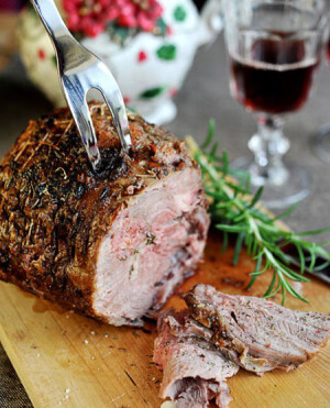 【黑椒羊腿】 1.备齐所需原料，蒜去皮，胡椒我用的是混合整粒彩胡椒，也可以用白胡椒； 2.研磨胡椒碎，如果怕估计不好用量，可以先不用打开研磨盖，直接研磨后的胡椒碎会在盖子里，然后再添加； 3.加入去枝取叶切碎的迷迭香和百里香，再加入橄榄油； 4.半个鲜柠檬挤汁，外加白葡萄酒混合，腌料汁就做好了；