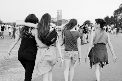 Dear Best Friends, thank you for coming into my life, you brought happiness, laughs, tears and everything, I love you.我亲爱的朋友们，谢谢你们来到我的生命，给我带来幸福、欢笑、眼泪及一切，我爱你们。