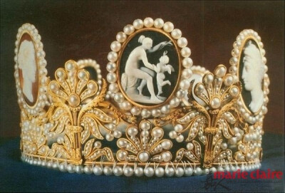 【熊熊】CHAUMET玛瑙浮雕镶嵌珍珠王冠：Nitot1809年制作，版权归Gosta Glas。拿破仑加冕之日，约瑟芬皇后佩戴的CHAUMET皇冠艳惊四座。嘉人