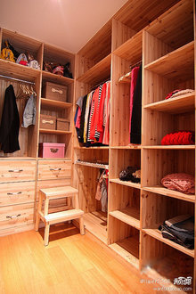 卧室的走入式衣帽间，保持原木风格。时尚的双层换鞋凳